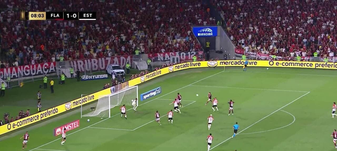 Assistência de Ayrton Lucas para Varela repete fórmula rara e faz torcida lembrar de Léo Moura e Juan - Imagem do artigo