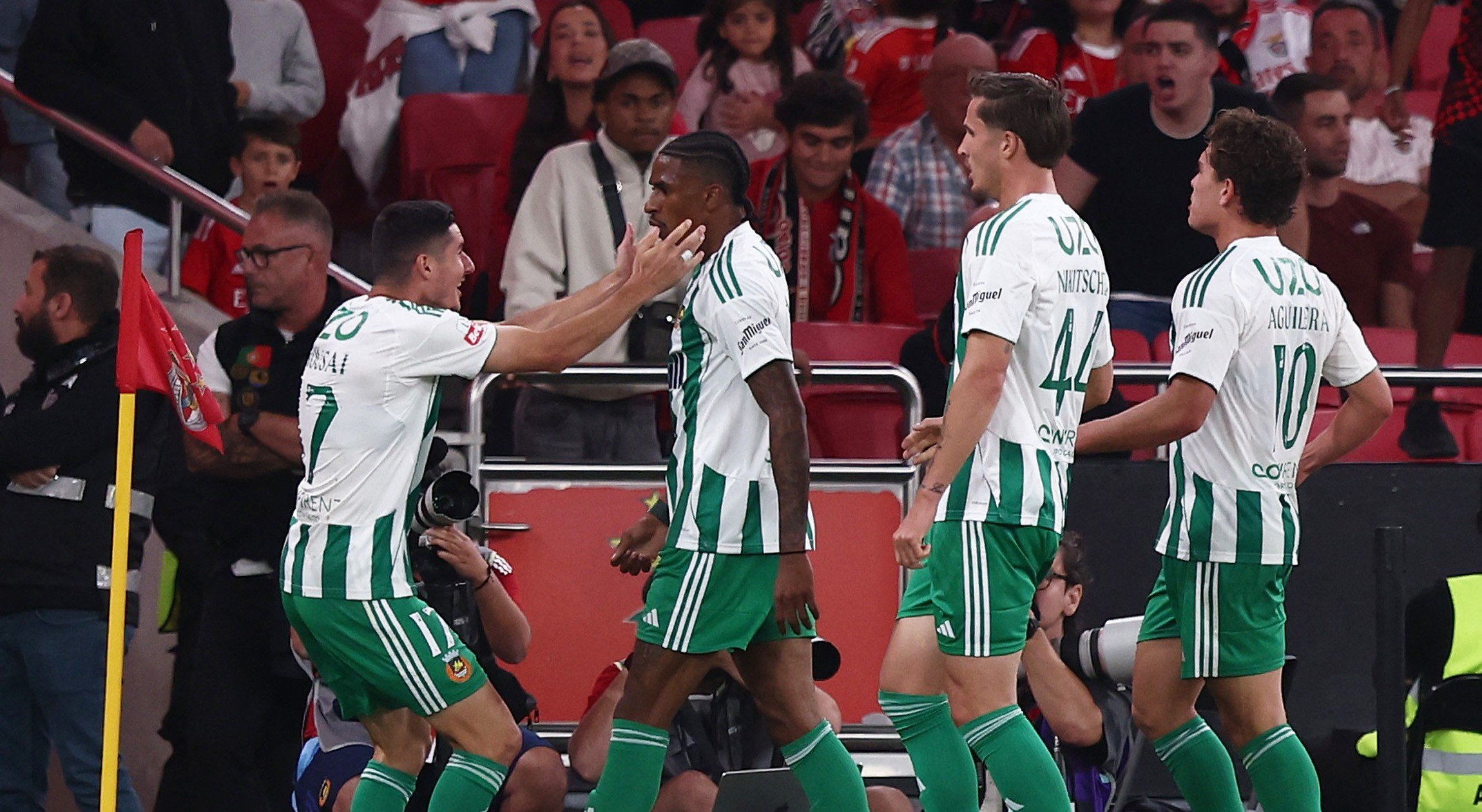 Golaço de ex-Flamengo nos acréscimos impede vitória do Benfica de Mourinho - Imagem do artigo