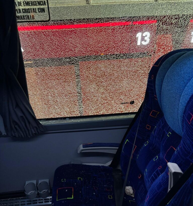 Ônibus do Flamengo é apedrejado e torcedor faz gesto racista na chegada ao estádio do Estudiantes