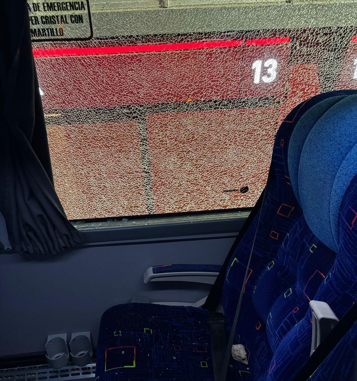 Ônibus do Flamengo é apedrejado e torcedor faz gesto racista na chegada ao estádio do Estudiantes - Imagem do artigo