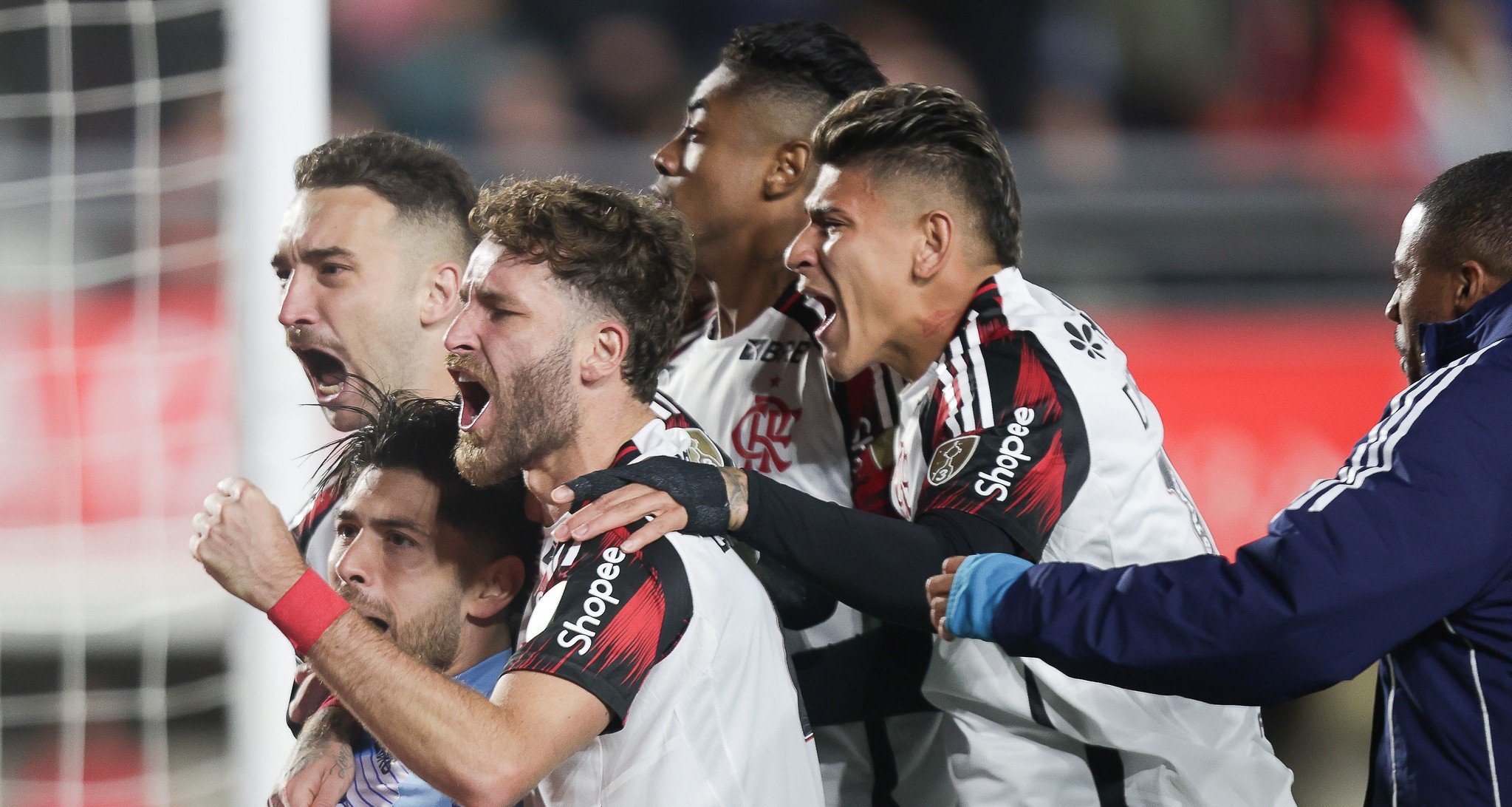 Flamengo resiste a foguetório, pedradas e atos racistas e avança às semifinais da Libertadores nos pênaltis - Imagem do artigo