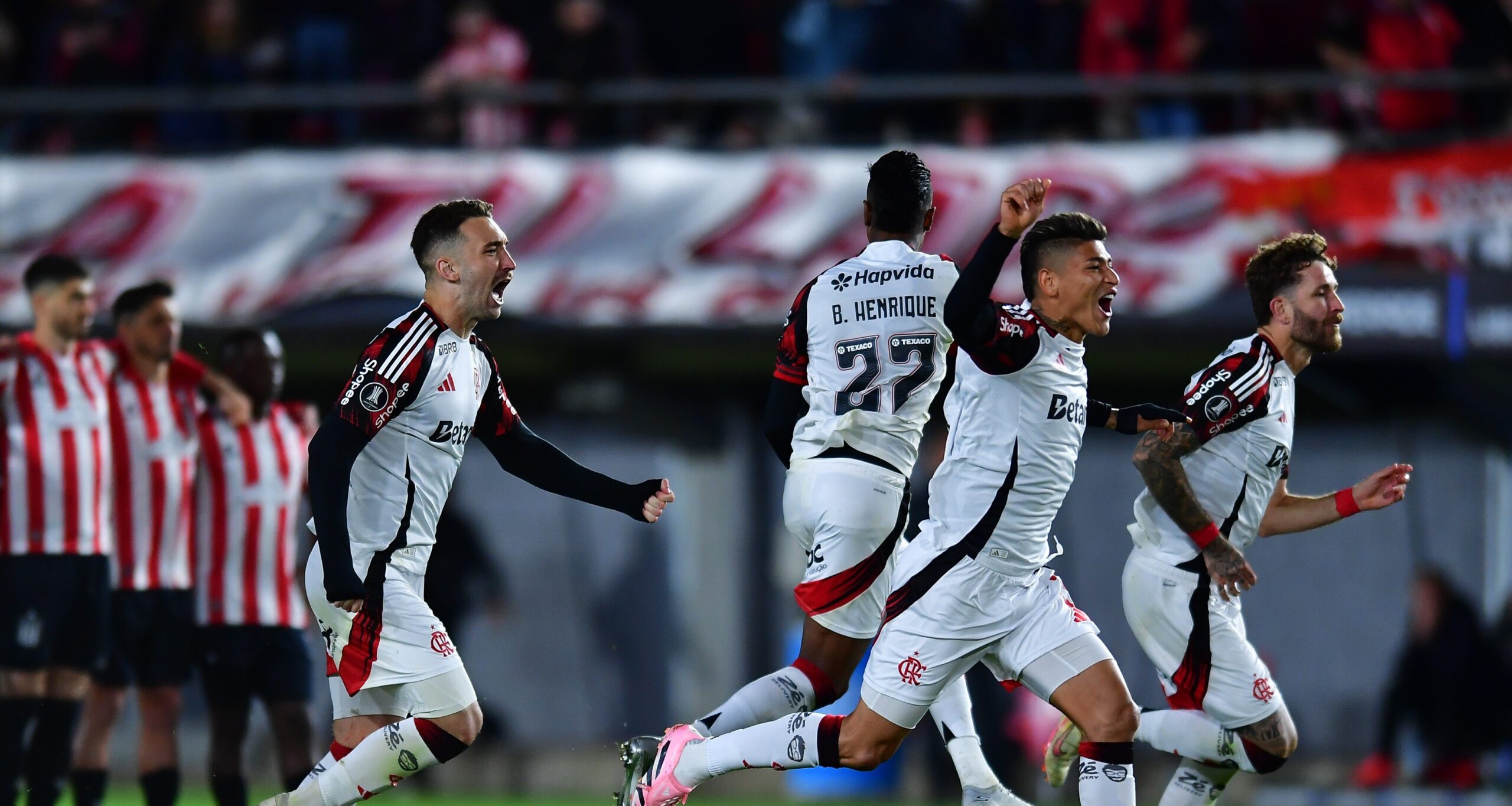Flamengo supera Estudiantes nos pênaltis e garante vaga na semifinal da Libertadores - Imagem do artigo