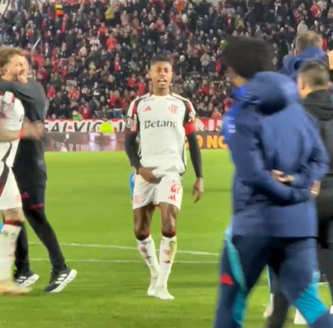 Conmebol abre processo contra Bruno Henrique por gesto obsceno em jogo contra o Estudiantes - Imagem do artigo