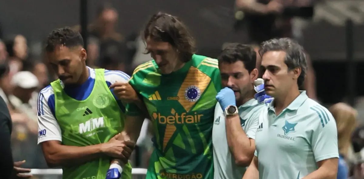 Goleiro Cássio sofre pancada, deixa clássico Atlético-MG x Cruzeiro e é levado ao hospital - Imagem do artigo