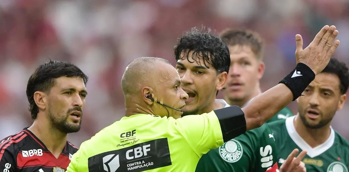CBF nega acusação de Gustavo Gómez sobre suposto desligamento do rádio de Wilton Pereira Sampaio - Imagem do artigo