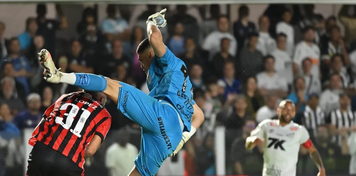 Saída precipitada de Brazão gera pênalti e Vitória derrota Santos no primeiro tempo na Vila Belmiro - Imagem do artigo