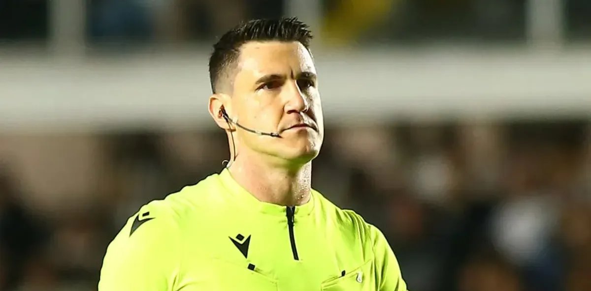 Árbitro Rafael Klein vira alvo de críticas após Santos 0 x 1 Vitória pelo Brasileirão - Imagem do artigo