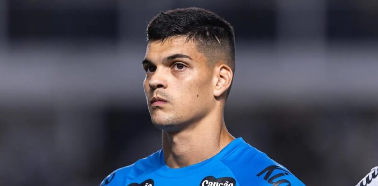 Pênalti inusitado de Gabriel Brazão sela derrota do Santos para o Vitória na Vila Belmiro