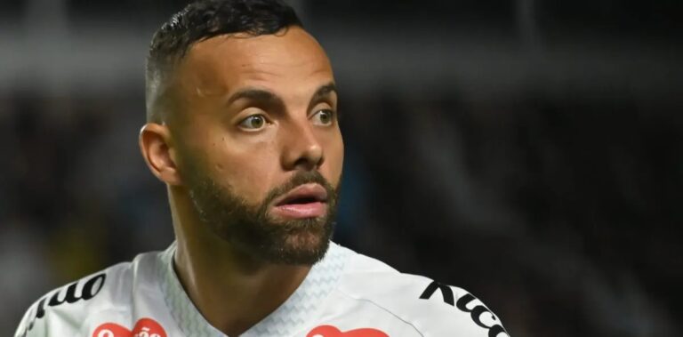 Torcida do Santos critica posicionamento de Guilherme após lance de impedimento contra o Vitória