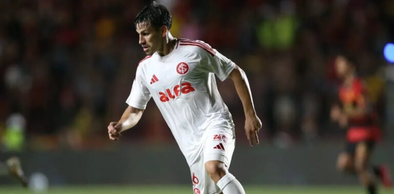 Pênalti de Bernabei define derrota do Internacional para o Bahia em jogo atrasado do Brasileirão