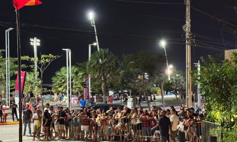 Flamengo desembarca em Fortaleza com festa de torcedores e sete desfalques para jogo que pode valer liderança