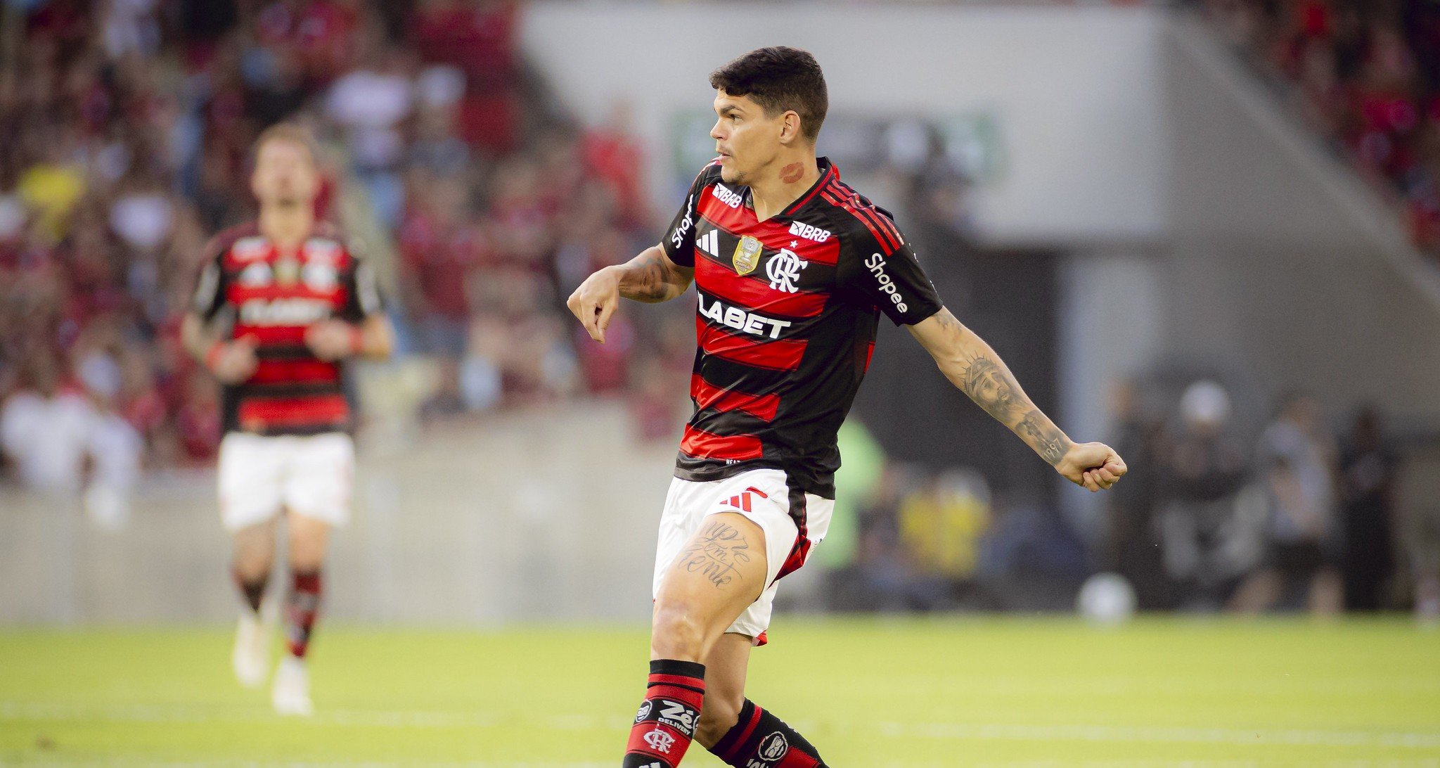 Ayrton Lucas deve ser titular contra o Fortaleza e alcança marca de 200 jogos pelo Flamengo - Imagem do artigo