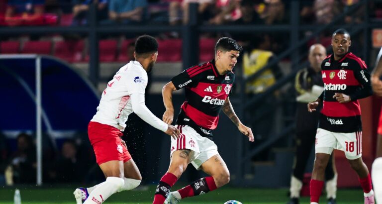 Bragantino aproveita apatia do Flamengo e vence por 3 a 0 pelo Brasileirão