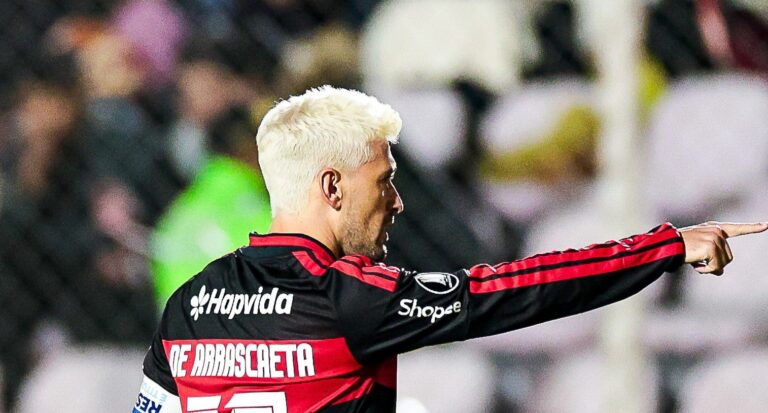 Arrascaeta quebra recorde de 73 anos no Flamengo e encosta no topo de participações em gol na Libertadores