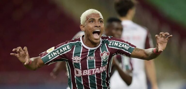 John Kennedy se irrita ao ser substituído no Fla-Flu pelo Brasileirão