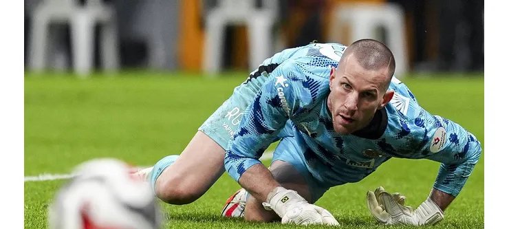 Aos 39 anos, Paulo Victor assume protagonismo no Alanyaspor e conduz equipe na liga turca