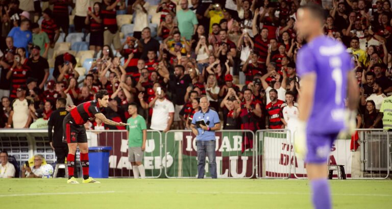 Pedro decide Fla-Flu com dois gols e ouve comentário de Fábio sobre lance decisivo