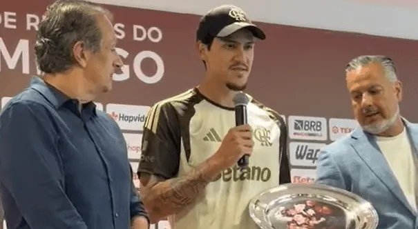 Flamengo presta homenagem a Pedro por marca de 163 gols e o reconhece como maior artilheiro do século XXI