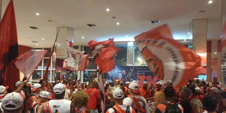 Cinema vira arquibancada em exibição de documentário sobre Zico no Rio