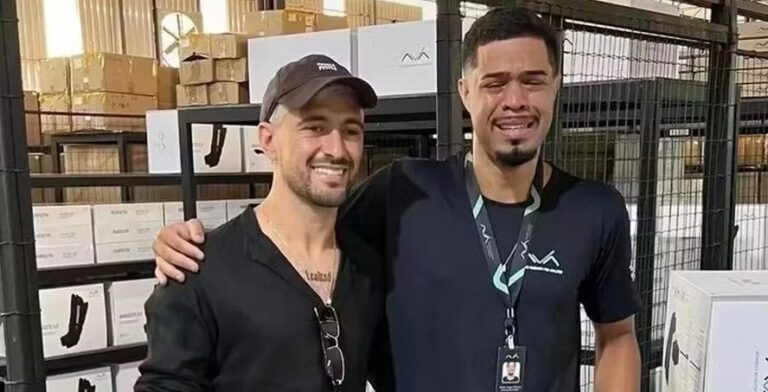 Torcedor do Flamengo chora ao encontrar Arrascaeta em seu local de trabalho