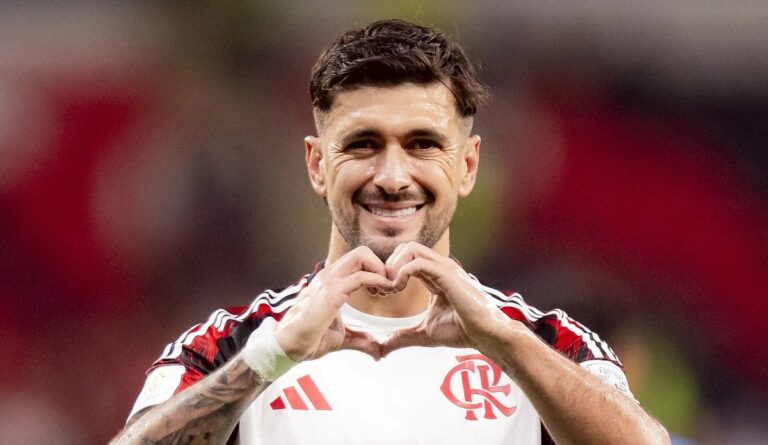 Arrascaeta se aproxima de marca histórica de assistências na Libertadores