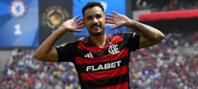 Danilo se emociona com nova canção da torcida do Flamengo no Maracanã