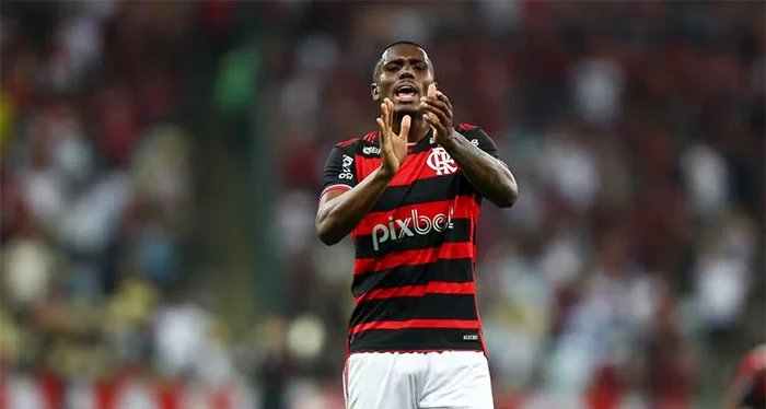 Evertton Araújo ganha terreno e pressiona veteranos no meio-campo do Flamengo
