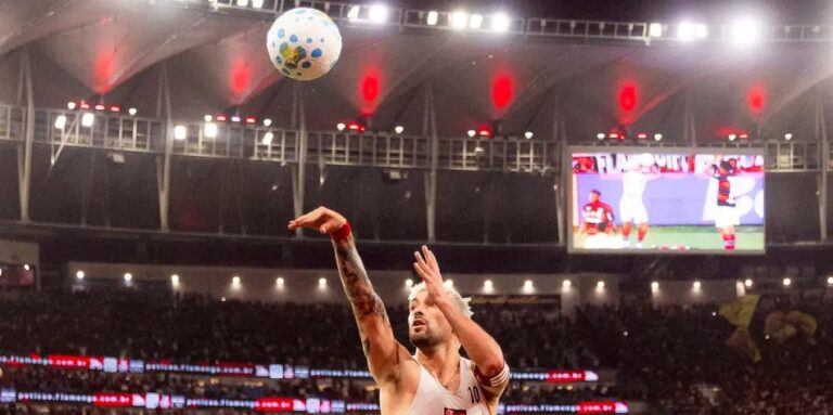 Arrascaeta dedica gol a Oscar Schmidt e explica homenagem no Maracanã