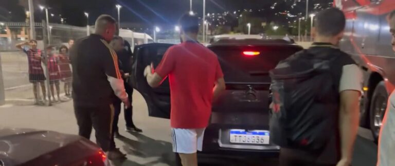 Paquetá sai do Maracanã com proteção no joelho após vitória do Flamengo