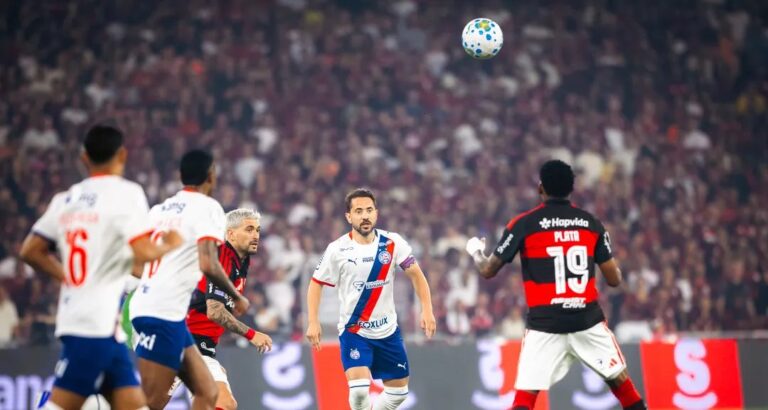 Everton Ribeiro se emociona em reencontro com a torcida rubro-negra no Maracanã