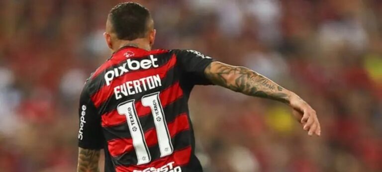 Corinthians monitora Everton Cebolinha, mas atacante do Flamengo prefere saída para o exterior