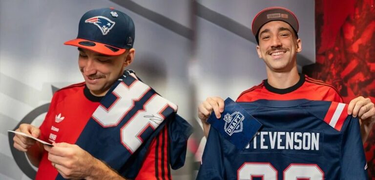 Mascote do New England Patriots entrega camisa a Léo Ortiz durante vitória do Flamengo no Maracanã