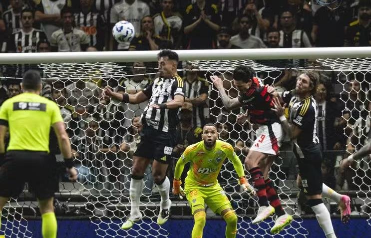 Goleiro Everson prevê duelo equilibrado entre Atlético-MG e Flamengo pelo Brasileirão