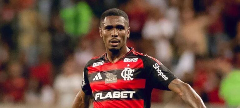 Boa fase faz Evertton Araújo ser cercado por torcedores na chegada do Flamengo a Belo Horizonte