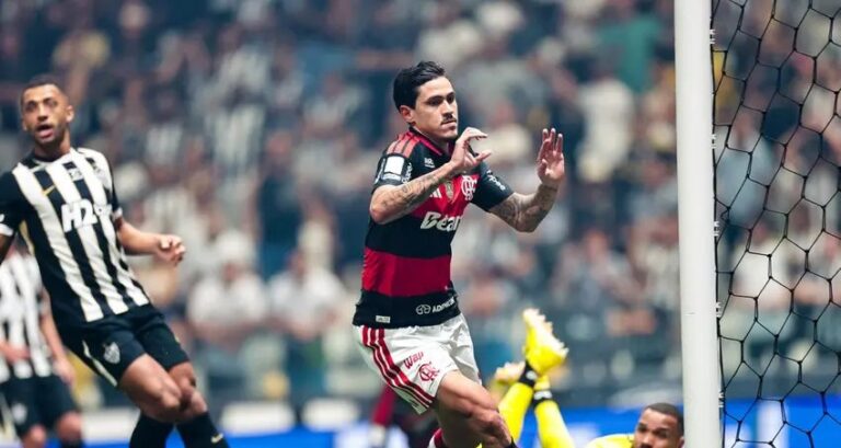 Pedro valoriza gramado sintético após vitória do Flamengo sobre o Atlético-MG