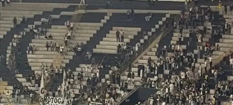 Parte da torcida do Atlético-MG abandona Arena MRV no intervalo após 3 a 0 do Flamengo