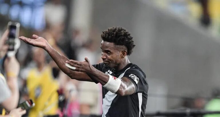 Suspensão pode tirar Thiago Mendes do clássico contra o Flamengo