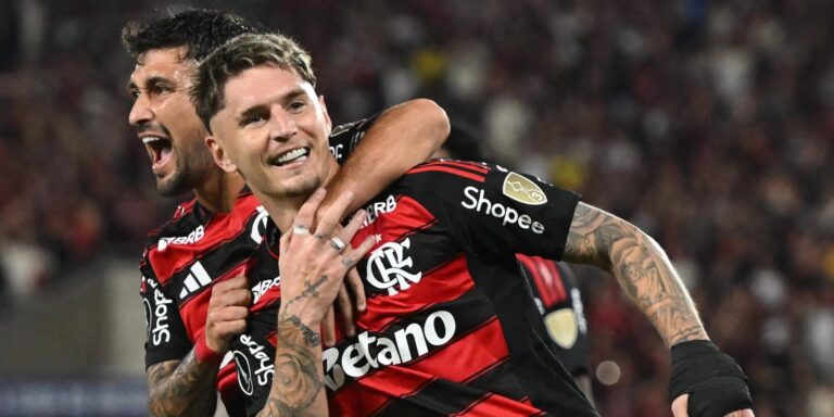 Brincadeira após assistência de Varela anima elenco do Flamengo em vitória sobre o Atlético-MG