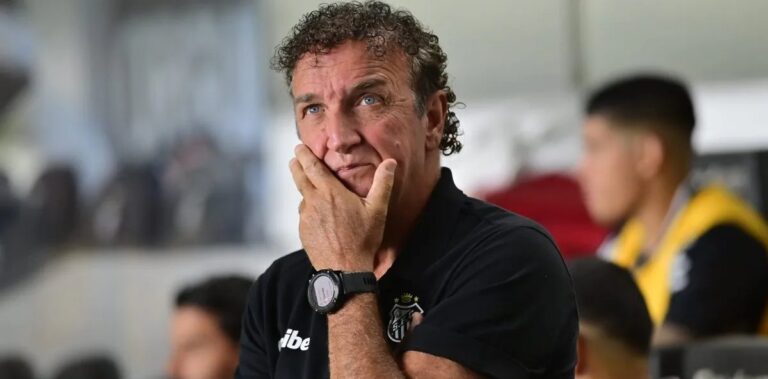 Cuca mantém indefinição na lateral do Santos para duelo com o Palmeiras