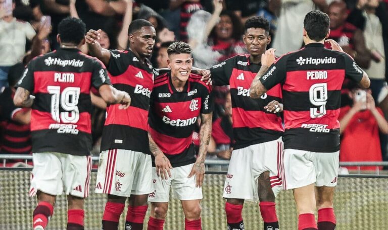 Flamengo encerra abril com 81,4% de aproveitamento e mantém briga no topo do Brasileirão