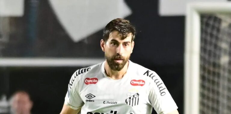 Escorregão de Luan Peres provoca onda de críticas da torcida do Santos após empate com o Palmeiras