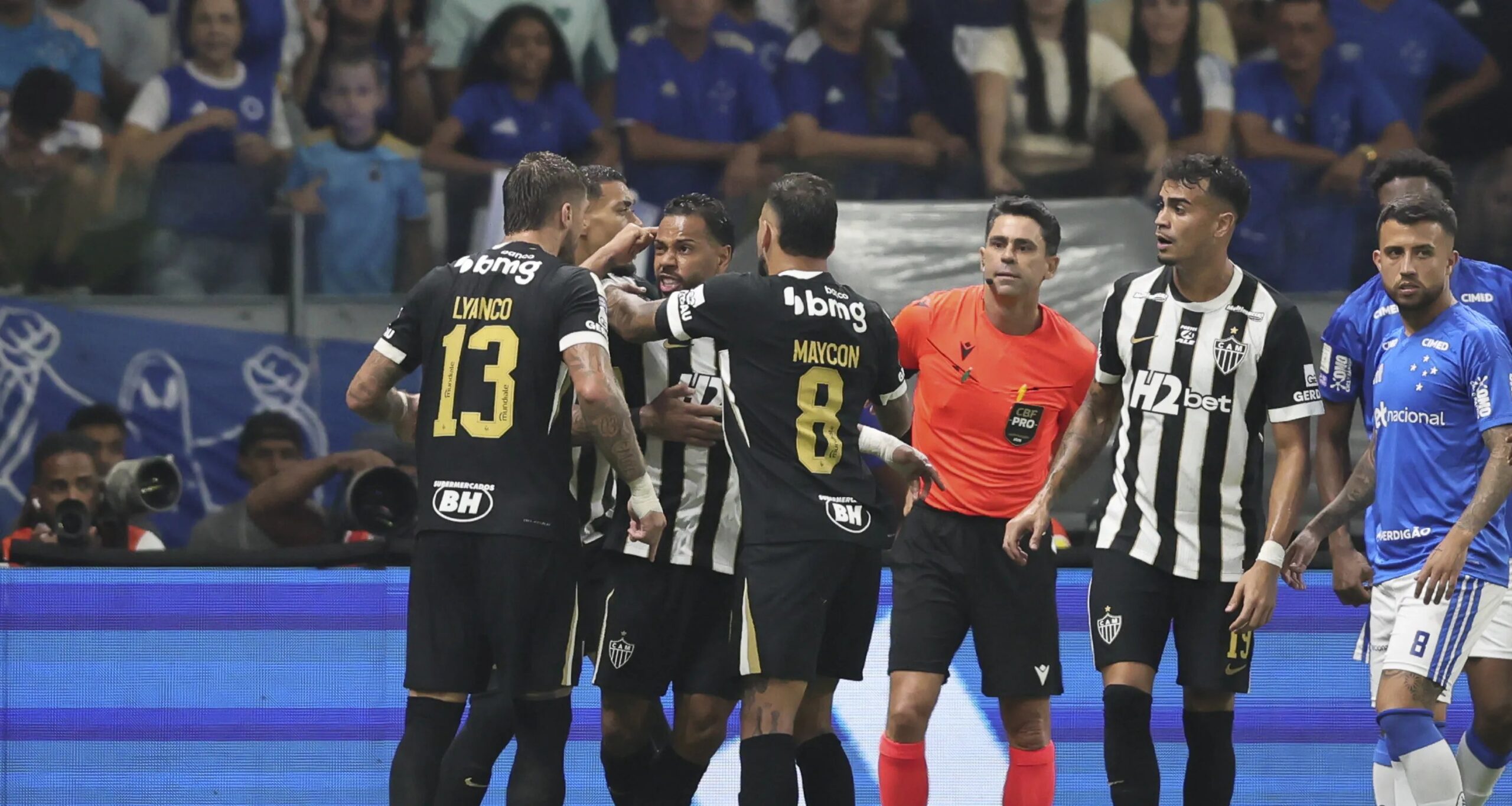 Renan Lodi dedica triunfo sobre o Cruzeiro a Hulk e se emociona no Mineirão - Imagem do artigo original