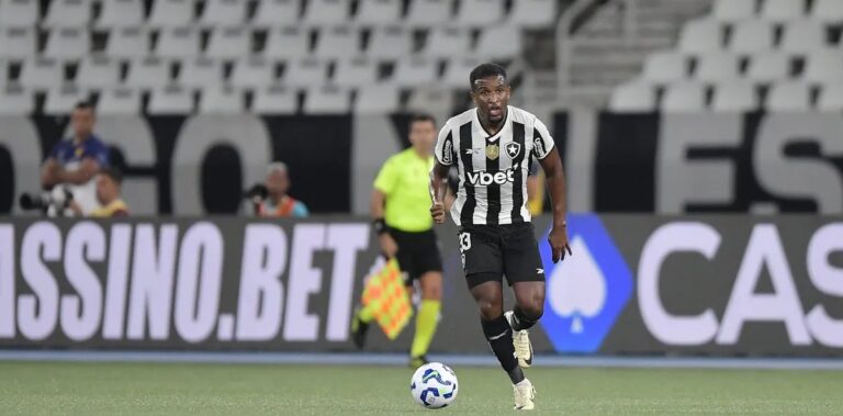 Botafogo aguarda retorno de Elias Manoel e avalia futuro do atacante