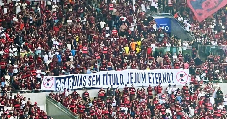 Torcida do Flamengo exibe faixa no Maracanã e ironiza jejum de títulos do Vasco
