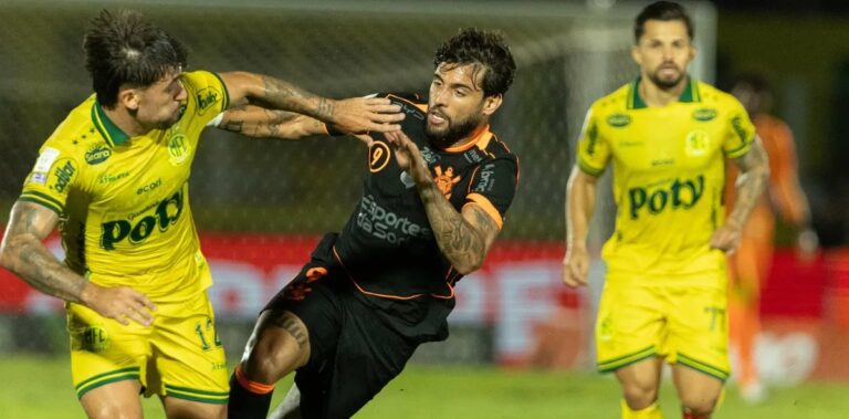 Corinthians perde para o Mirassol e volta à zona de rebaixamento após noite de decisões polêmicas