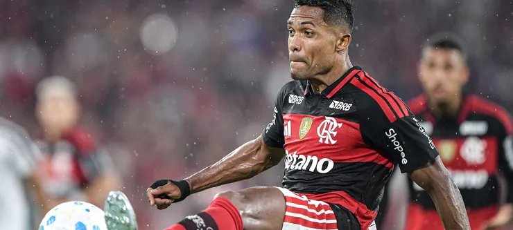 Alex Sandro leva terceiro cartão e desfalca o Flamengo diante do Grêmio pelo Brasileirão