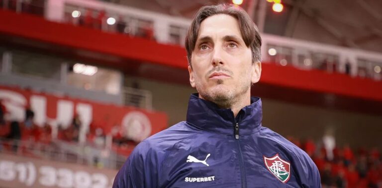 Zubeldía admite instabilidade e explica uso de três zagueiros na derrota do Fluminense para o Internacional