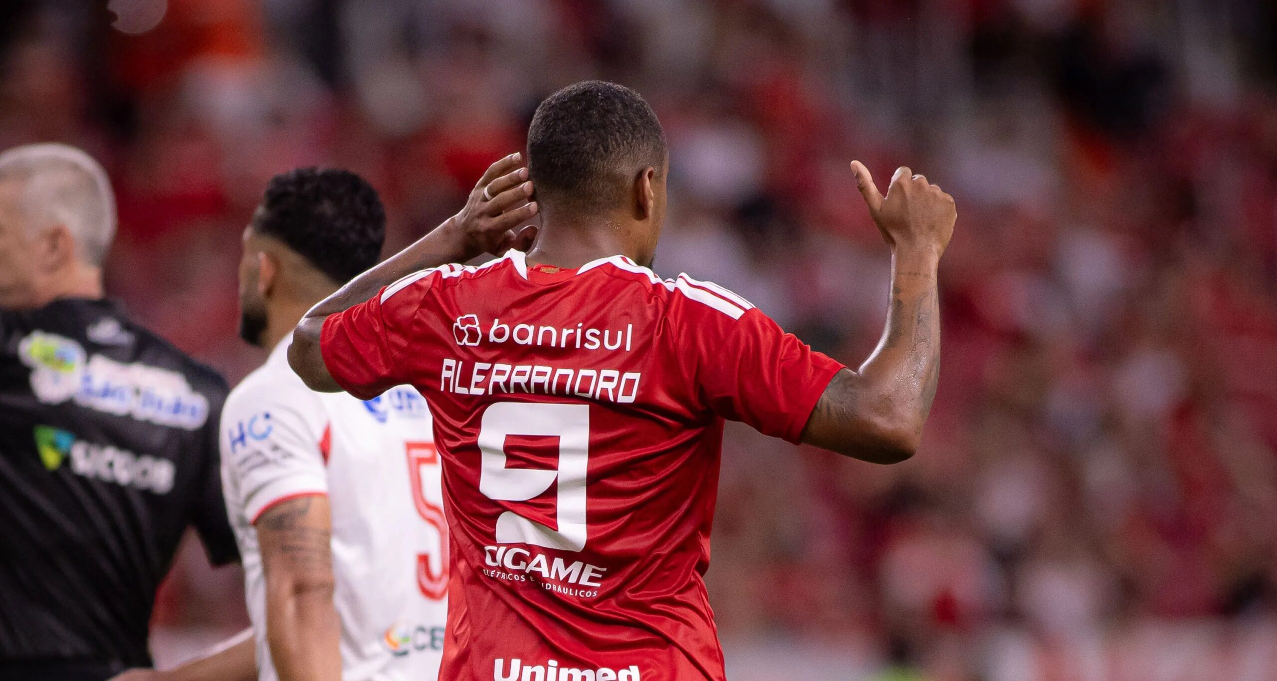 Zubeldía admite instabilidade e explica uso de três zagueiros na derrota do Fluminense para o Internacional - Imagem do artigo original