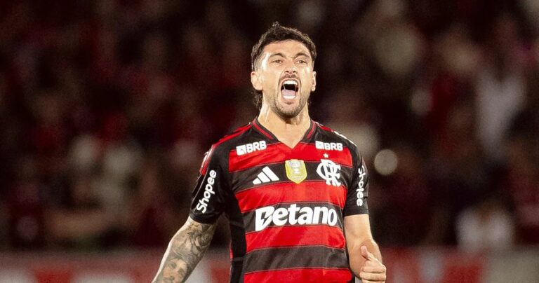 Arrascaeta alcança 105 gols e entra no top-20 de artilheiros do Flamengo