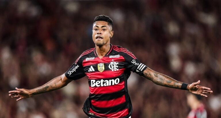 Bruno Henrique renova contrato até 2027, evita comparação com Zico e recebe homenagem no Flamengo